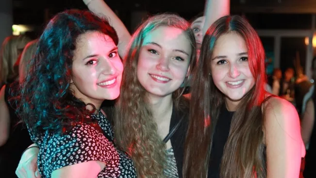 absolventenfeier_2015_party_20151024_foto_e._tritschler_img_8643_teasercut.jpg (DE)