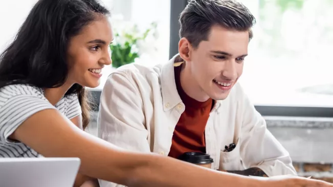 colourbox_40876455_studieninteressierte_lernen_recherche_teasercut.jpg (DE)