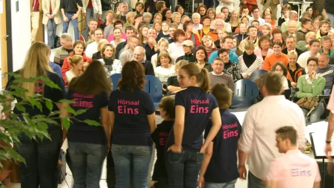 hoersaaleins_chor_in_der_hochschulstrasse_2006_foto_e._tritschler_8932_teasercut.jpg(DE)