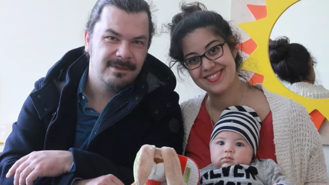 100._baby_benjamin_schaefer_und_eltern_begruessungspaket_20170320_foto_e._tritschler_5661_teasercut.jpg (DE)