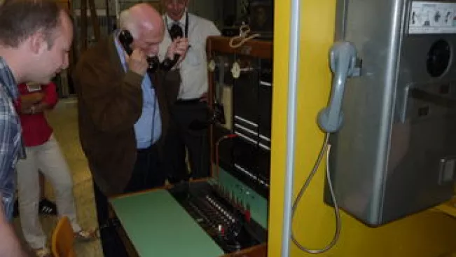 20150620_fbinf_Exkursion-TK_boehmer_p1070240_telefon_in_aktion.jpg (DE)