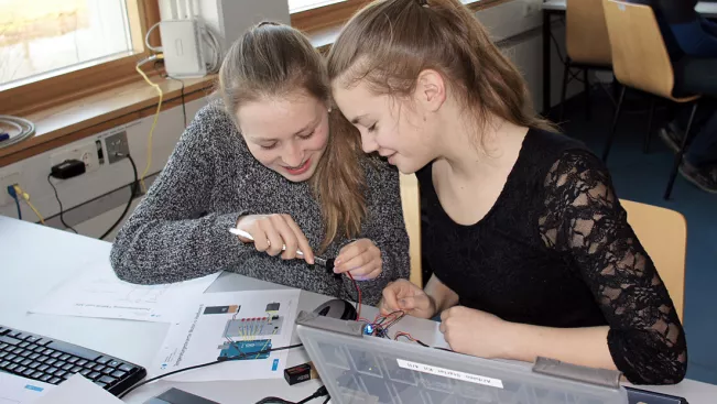 20170214_Besuch-Albert-Einstein-Gymnasium_schuelerinnen-klein (DE)