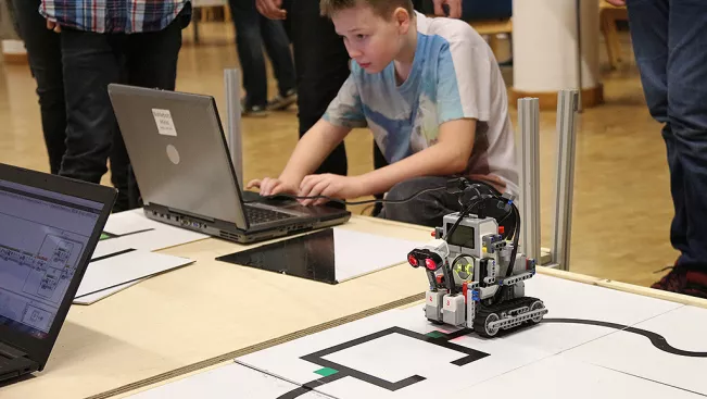 20170218_fbinf_robocup-junior_kw_bild0260.png (DE)