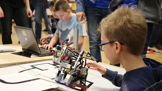 20170218_fbinf_robocup-junior_kw_bild0356.png (DE)