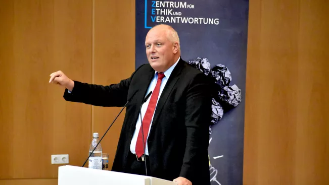 Talk im Forum-Verantwortung "Alle meine Daten": Ulrich Kelber skizziert Probleme beim Datenschutz. Foto: S. Flessing (DE)