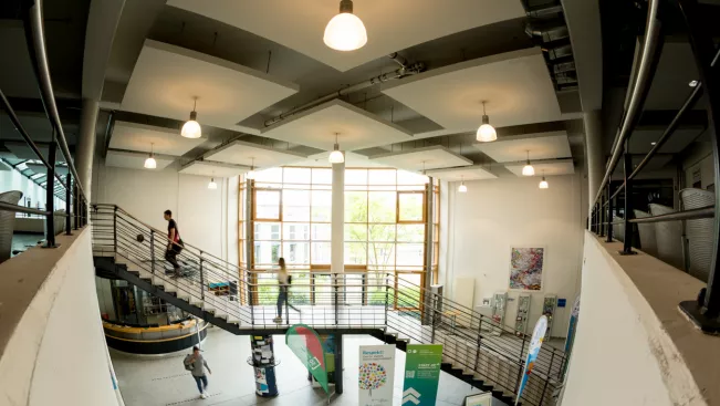 Campus Sankt Augustin Hauptgebaeude Eingang Treppen innen 20220608 foto eric lichtenscheidt 05 fs22.jpg