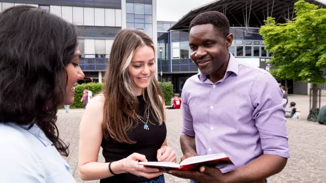 Studierende Social Protection am Campus StA 20220517 foto eric lichtenscheidt 05 fs22.jpg