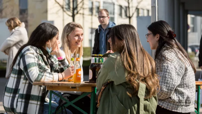 studierende campus biergarnitur beisammensein sta 20220321 foto eric lichtenscheidt 65 fs22.jpg