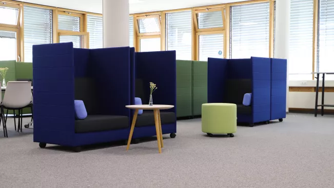 Blaue Möbel in der Bibliothek Campus Sankt Augustin