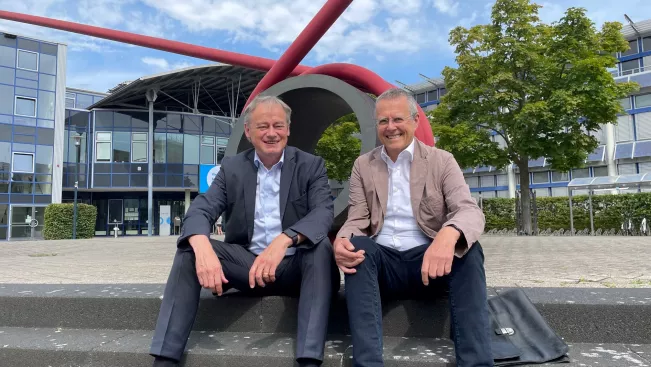 Abschied nach 26 Jahren: Professor Dr. Martin Leischner (rechts) mit Hochschulpräsident Hartmut Ihne. Foto: Daniela Greulich