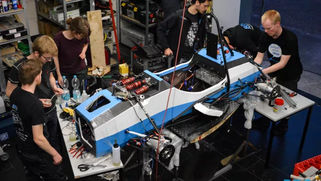 Studierende des Vereins BRS Motorsport bei der Fertigung des Rennwagens G19e (2019). Foto: BRS Motorsport 