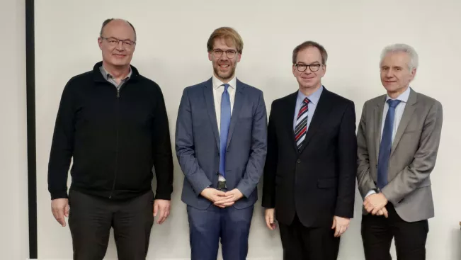 Gruppenbild: v.l.: Prof. Karl Jonas (H-BRS), Michael Rademacher, Prof. Hans Schotten, Prof. Ralph Urbansky (beide Uni Kaiserslautern)