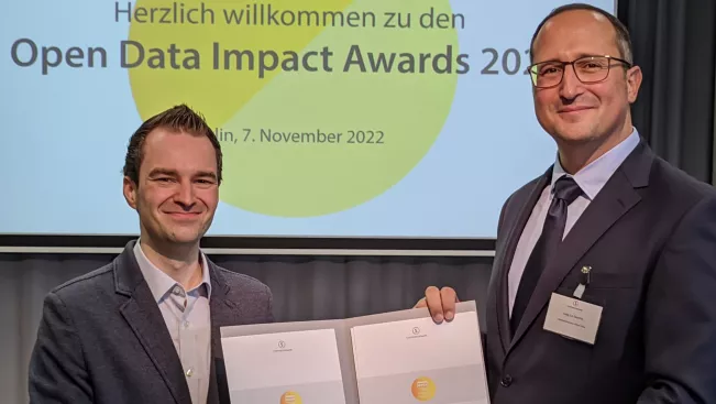 Preisverleihung Open Data Impact Award Lo Iacono und Wiefling 20221107