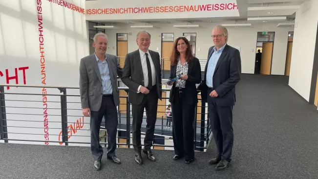 Ernennung Honorarprofessorin Britta Essing mit Dirk Reith Hartmut Ihne Dirk Schreiber 1122 Foto Daniela Greulich