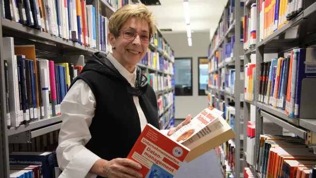 2022-11-15 Bärbel Blume älteste Absolventin der H-BRS