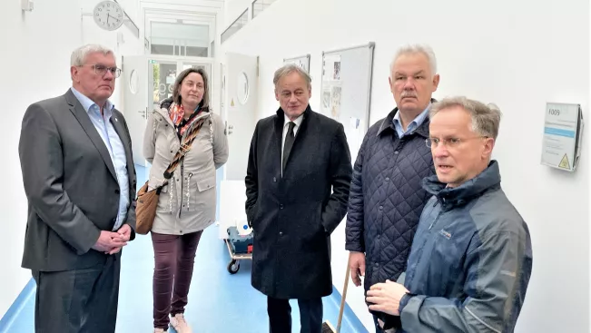 Dekan Jäger mit Landrat Schuster, VP Wirtz, Ihne und Stefan Raetz in Gebäude F