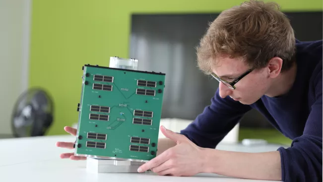 Wettbewerb Hack-a-Sat Studierender mit Satellit