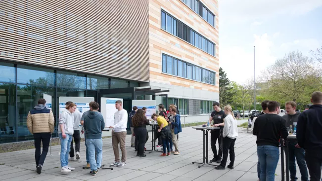 KLUGER Transfer Besuch am MPIC Posterpräsentationen draußen