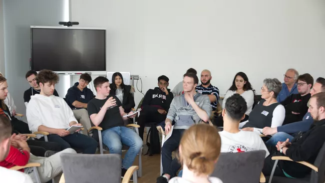 KLUGER Transfer Besuch am MPIC Fish Bowl Diskussion