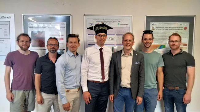 Masterand Maximilian Bille, Dr. Alexander Hagg, Doktorand Mario Bedrunka, Dr. Dominik Wilde, Prof. Dr. Dirk Reith, Doktorand Philipp Spelten, Dr. Knut Küllmer (v.l.) 