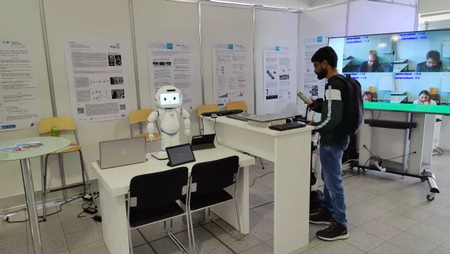 A2S Tag der Forschung 2023 stand with QTrobot and Lucy