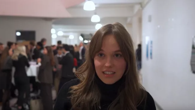 Screenshot Stipendiatin auf Stipendienfeier 20231208 YT