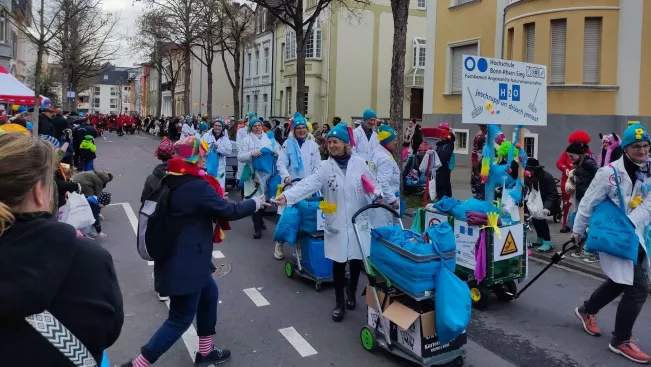 Karnevalsgruppe_in_der_Stadt_Rheinbach_13022024