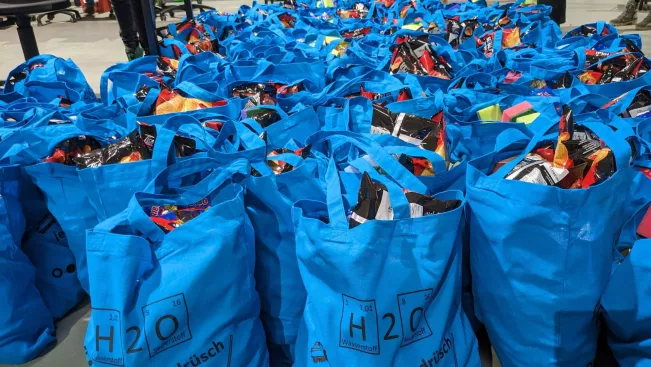 Kamellebeutel_vor_Karnevalsumzug_Rheinbach_13022024