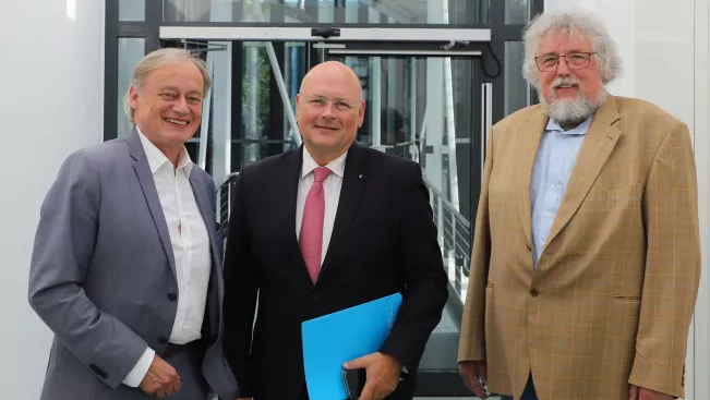 Schoenbohm Honorarprofessor mit Ihne Jung 20240722 Foto Juri Kuestenmacher