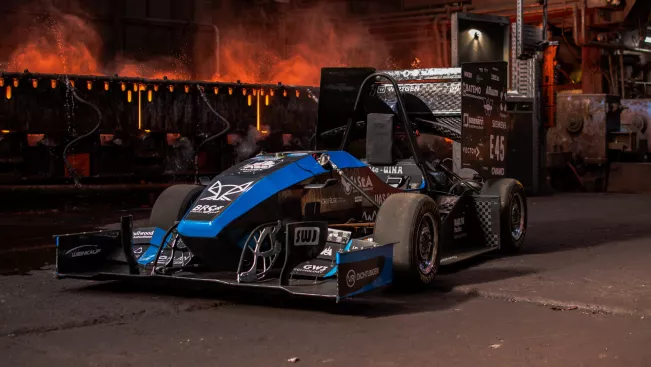 BRS Motorsport 2024 G24e Rennwagen im Stand Schmuckbild_Foto Niklas Ahrnke 