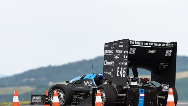 BRS Motorsport 2024 G24e Rennwagen im Stand_Foto BRS Motorsport