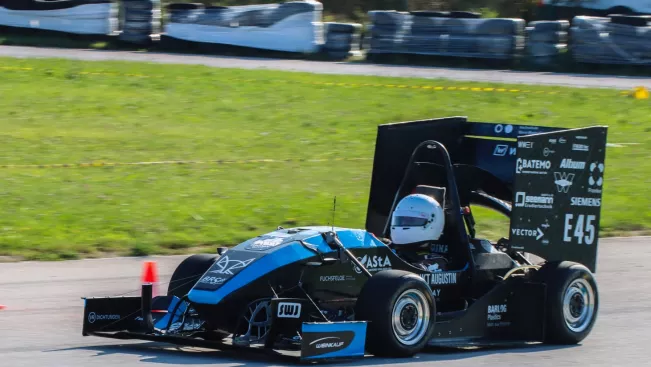 BRS Motorsport 2024 G24e Rennwagen in Fahrt2_Foto BRS Motorsport
