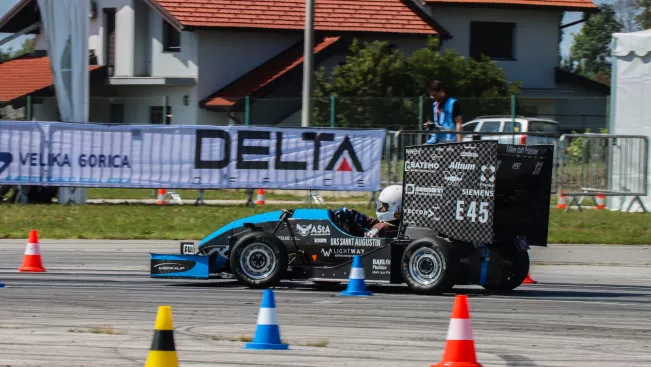 BRS Motorsport 2024 G24e Rennwagen in Fahrt_Foto BRS Motorsport