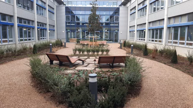 Innenhof Garten Bauteil C Campus Sankt Augustin 20241205