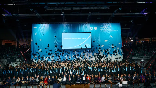 Absolventenfeier Hüte 2025