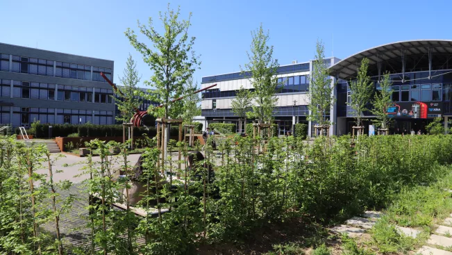 Campus Sankt Augustin Vorplatz Fruehling 20250428 Foto Juri Kuestenmacher 04.jpg