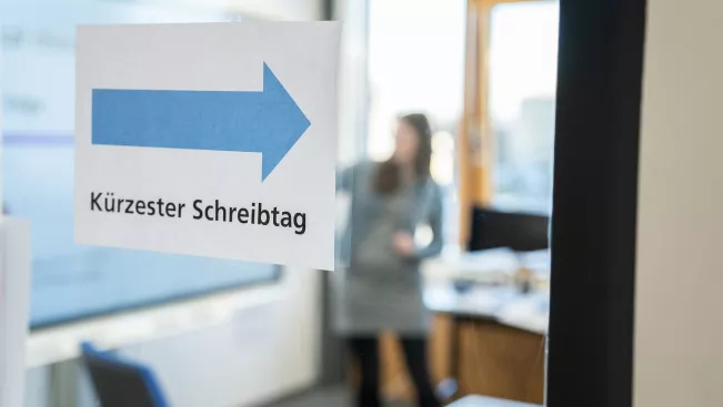 Schild Kürzester Schreibtag Bibliothek