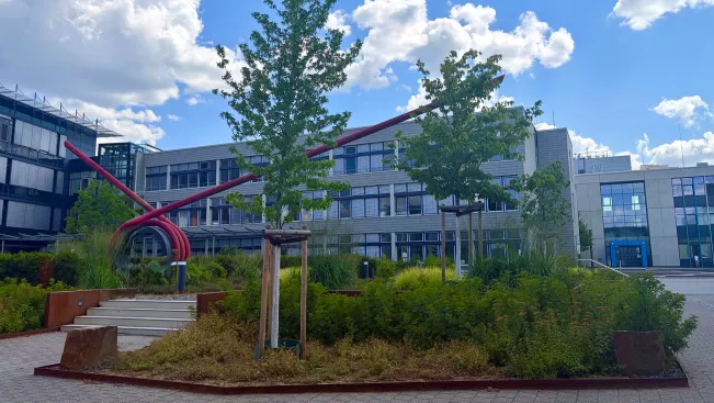 Spule Campus Sankt Augustin mit einer Treppe und Grünfläche