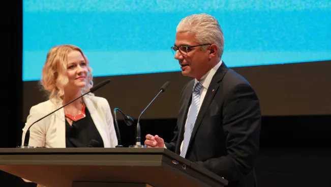 Patrycja Muc und Oberbürgermeister Ashok Sridharan während der Absolventenfeier 2015 (DE)