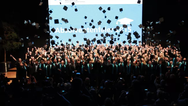 absolventenfeier_2015_telekom-forum_20151024_foto_e._tritschler_img_8505.jpg (DE)