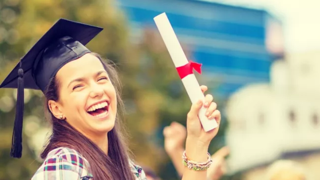 absolventin_mit_doktorhut_und_abschluss_colourbox_9999156_teasercut.jpg (DE)