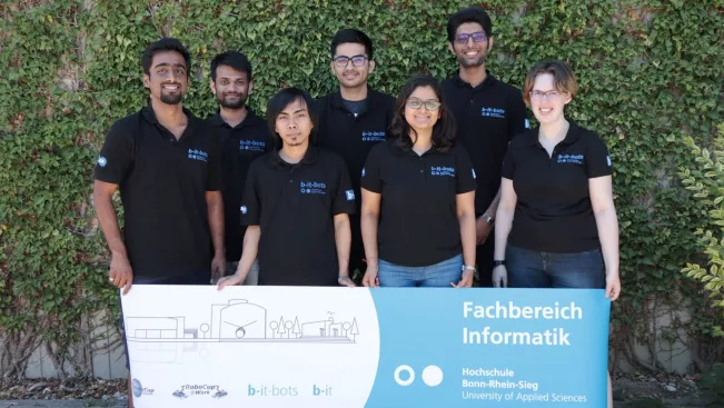 b-it_bots_team_fuer_robocup_sydney_2019_foto_b-it_bots.jpg (DE)