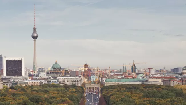 berlin_siegessaeule_aussicht_tiergarten_foto_alexander_savin_2013_wikimedia_cc_by-sa_3.0_teasercut.jpg (DE)