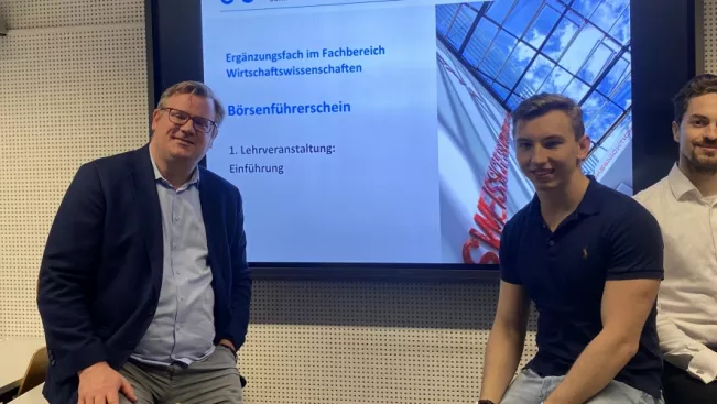 boersenfuehrerschein_prof._meyer_und_studierende_des_finance_club_2022_foto_fcbrs_teasercut.jpg (DE)