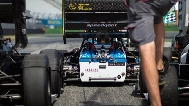 brs_motorsport_rennwagen_heckansicht_vor_start_202108_foto_elena_schulz.png (DE)