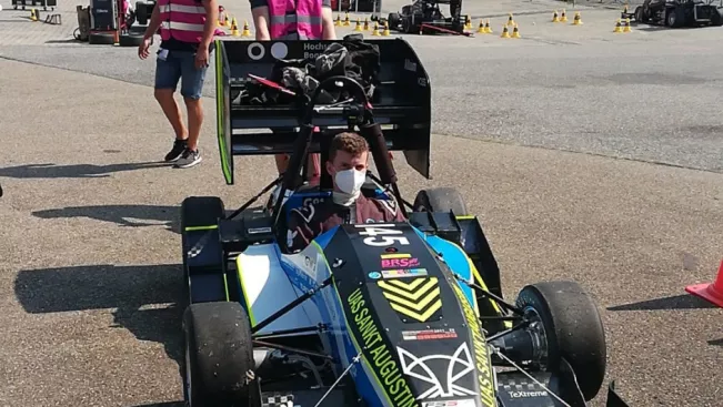 brs_motorsport_rennwagen_vor_tankstelle_hockenheim_202108_foto_elena_schulz_hochkant.png (DE)