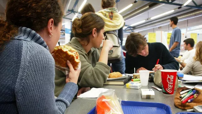 colourbox_546040_studierende_essen_und_lernen_mensa.jpg (DE)