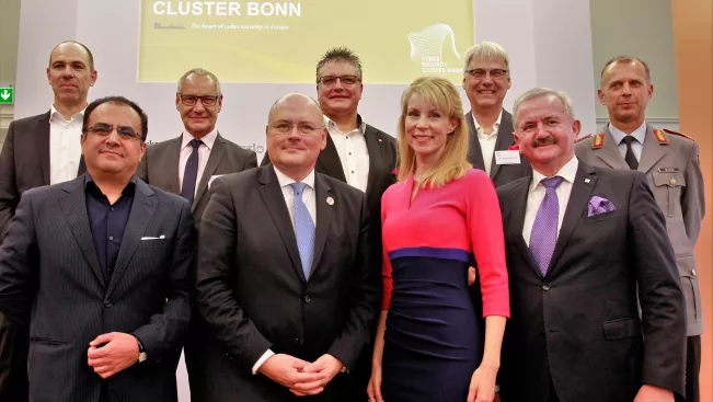 cybersecurityclusterbn_auftakt_sprecher-u-podium_moderatorin_2018-11-09_foto_eva_tritschler_2748.jpg (DE)