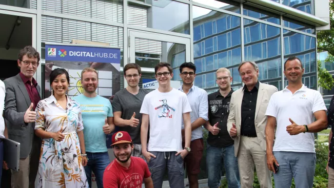 digitalhubbonn_teasercut_gruender_plus_je_drei_li-re_h-brs_und_digitalhub_foto_michael_flacke.jpg (DE)