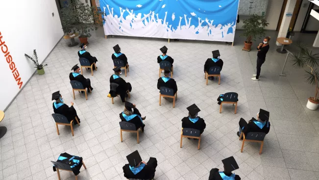 dreharbeiten_ersatzfilm_absolventenfeier_foto_juri_kuestenmacher_050.jpg (DE)